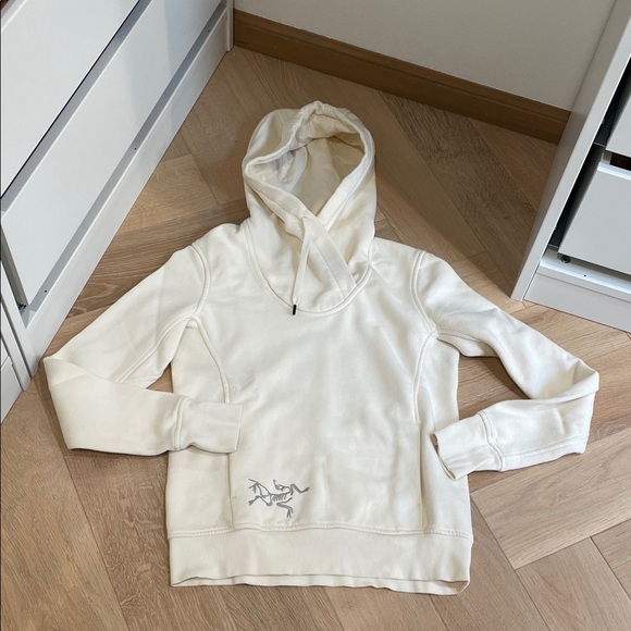 Arc'teryx Tops - Arc'teryx Cream Hoodie Arc'teryx COVERT PULLOVER HOODIE in size Small